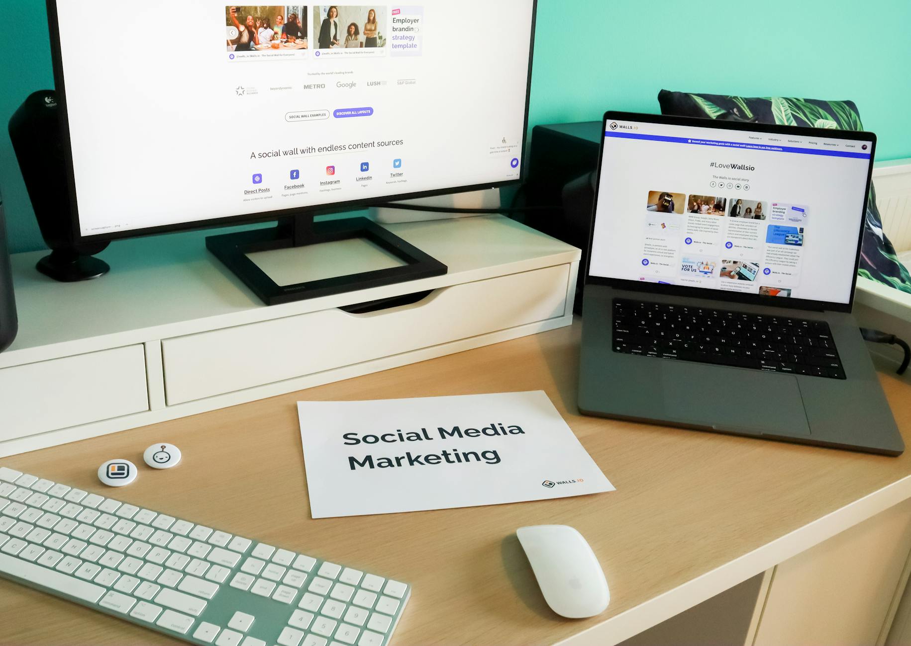 Nowoczesne biurko z laptopem i monitorem do pracy nad marketingiem afiliacyjnym